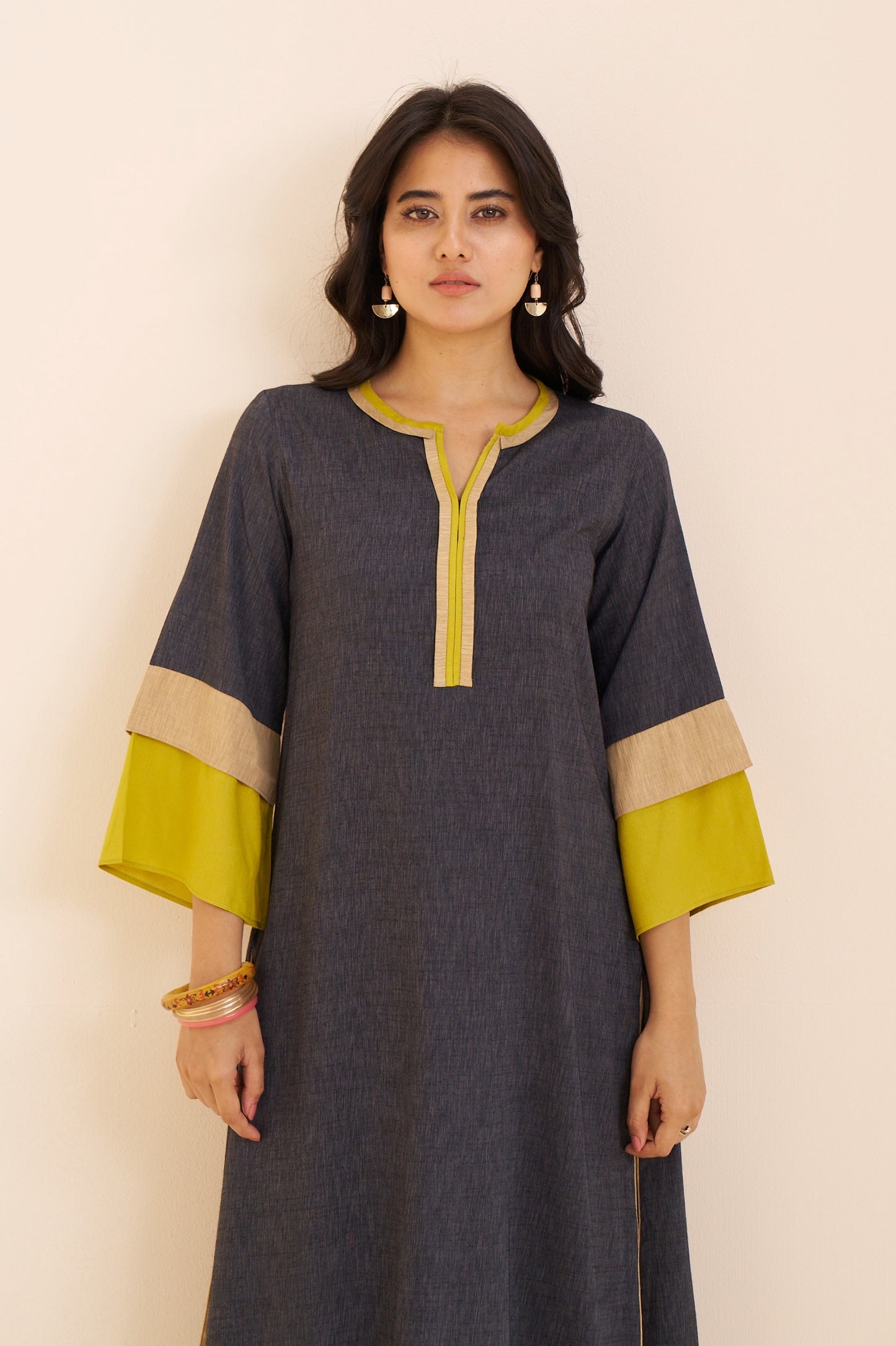 Refined Black Kurta with Dual-Tone Sleeve Accents