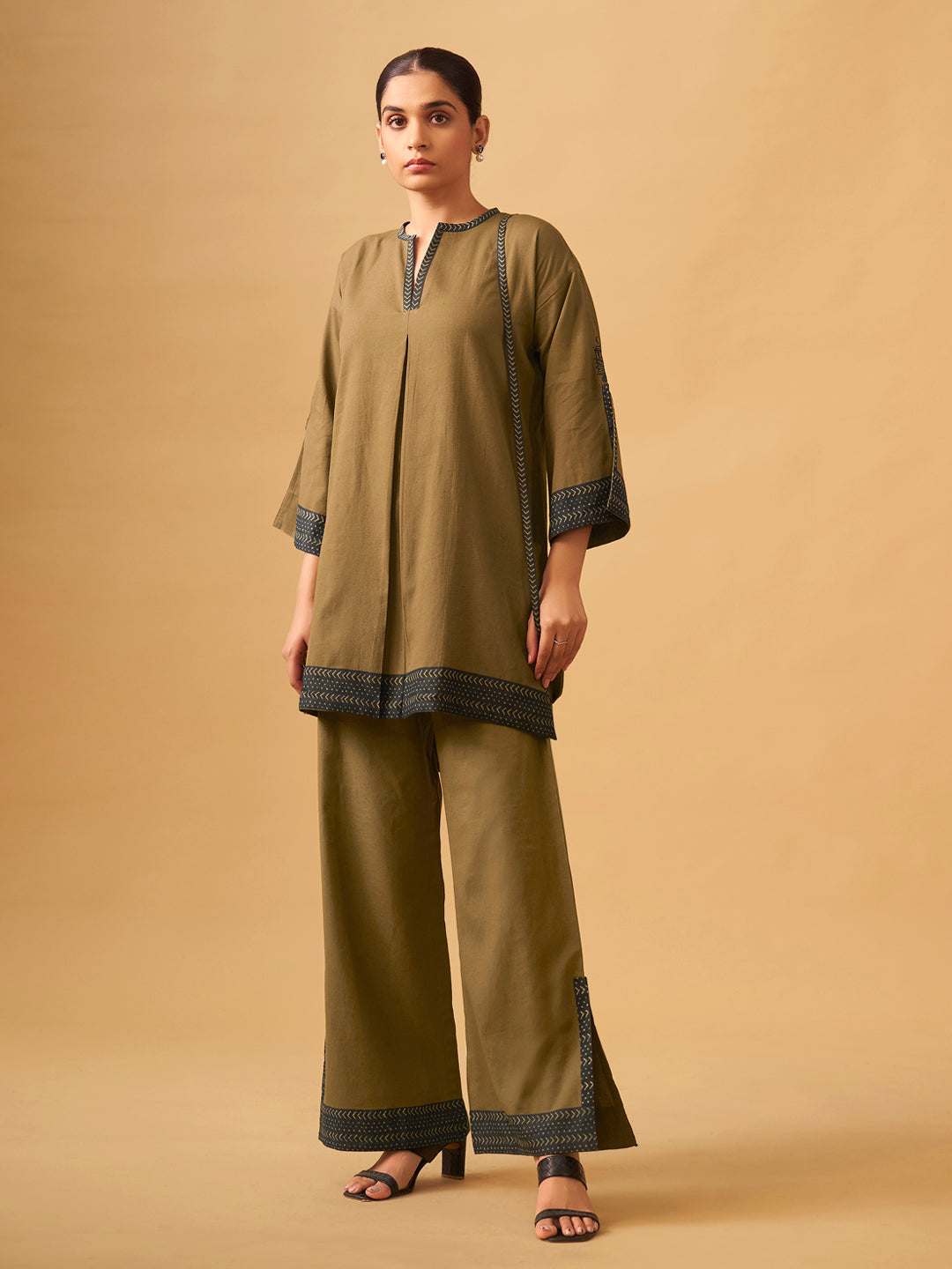 Elegant Cotton Kurta Set with a Matching Sling Bag