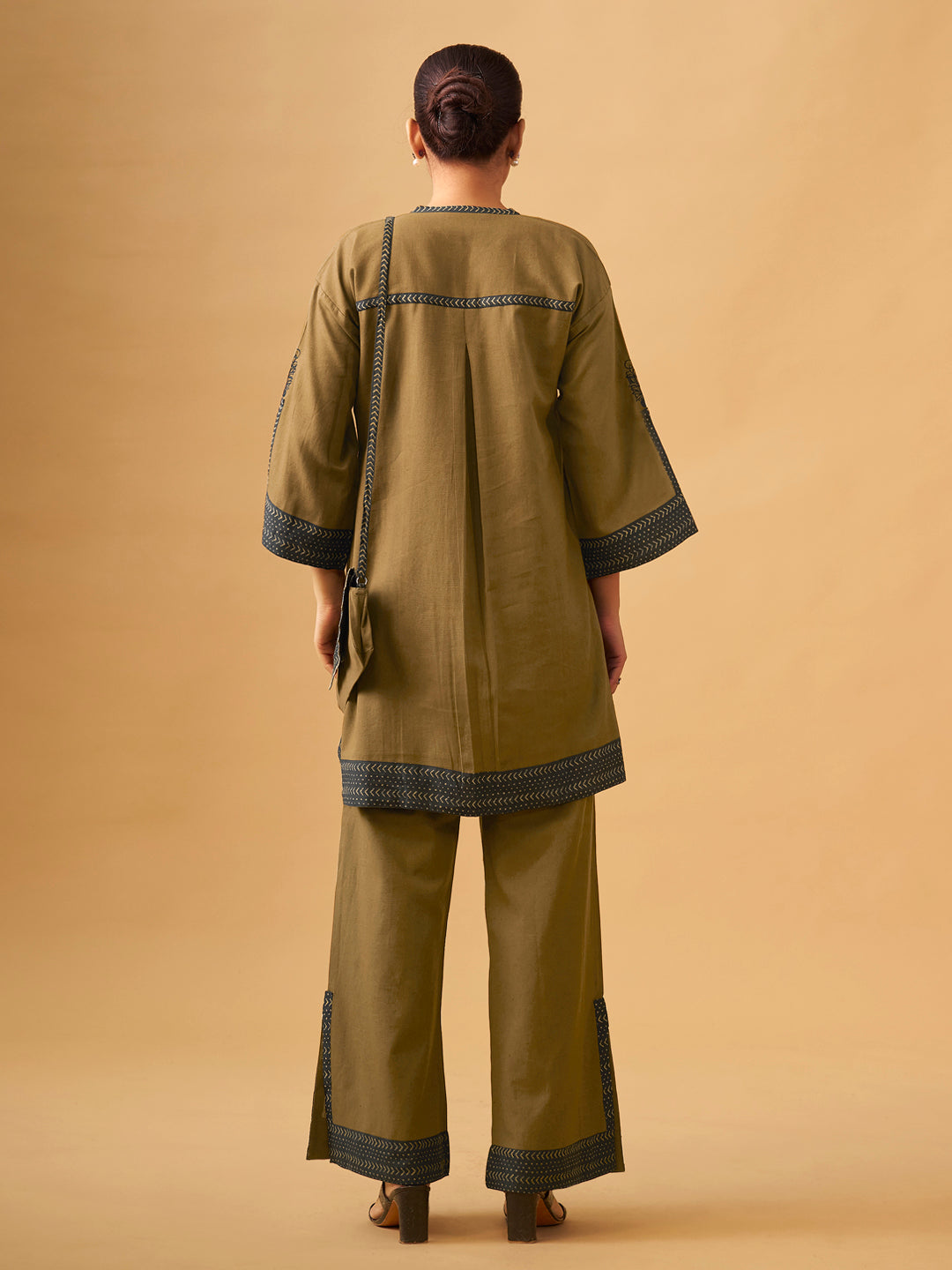 Elegant Cotton Kurta Set with a Matching Sling Bag