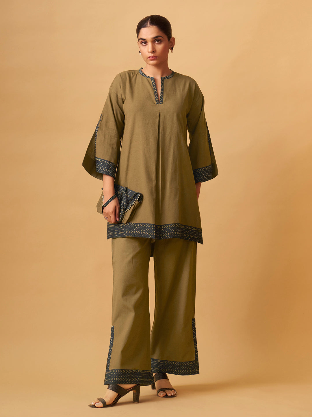Elegant Cotton Kurta Set with a Matching Sling Bag